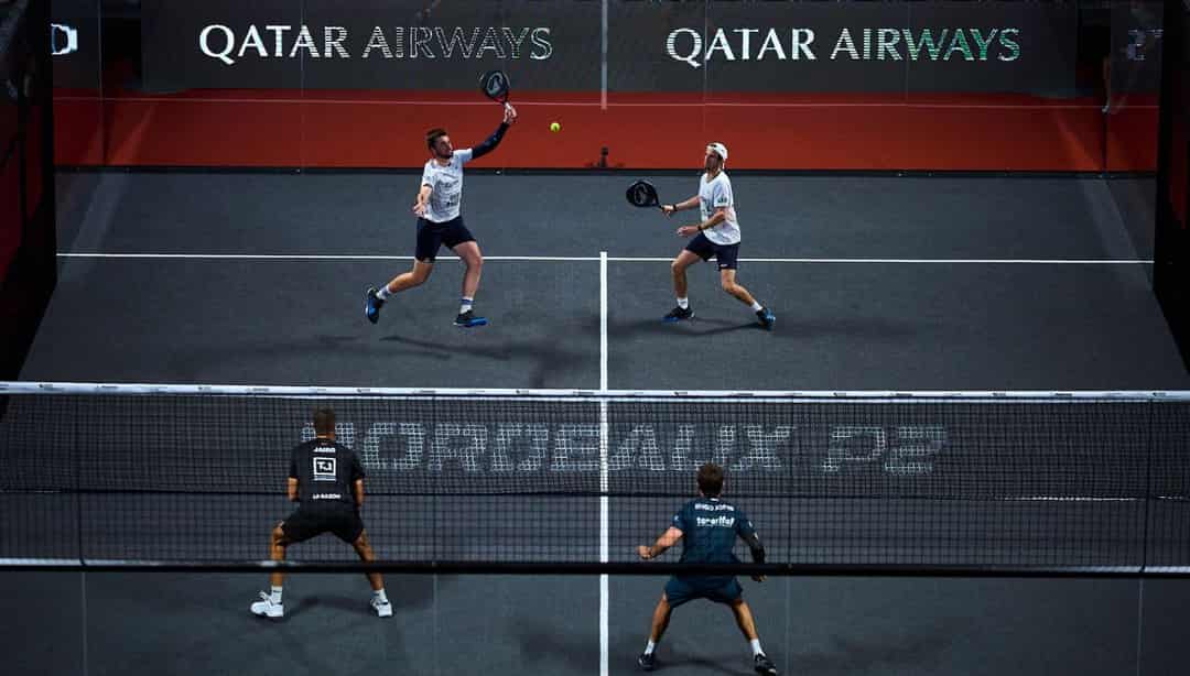 Padelwedstrijd op de centrale baan van het Premier Padel P2 in Bordeaux